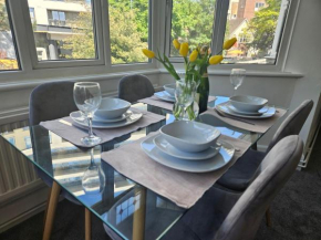 Stylish 2 bedroom town centre flat near beach